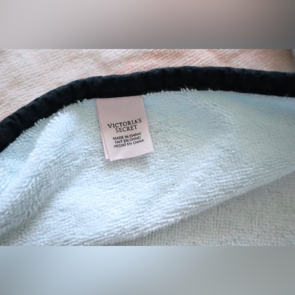 Victoria's Secret Round Palm Tree Towel - Picture 5 of 6